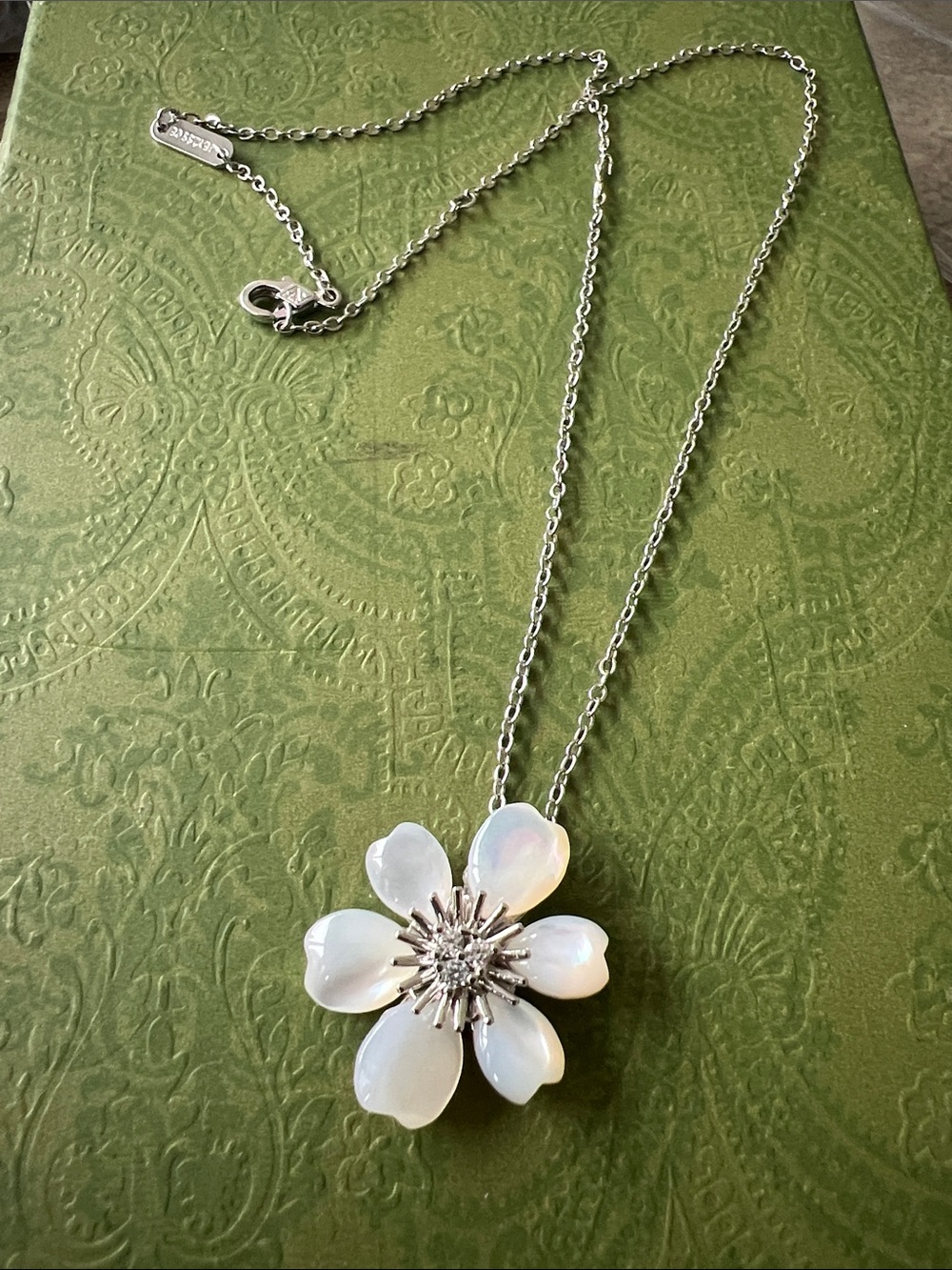 White Mother-of-Pearl Flower Pendant Necklace copper plated silver Jewelry